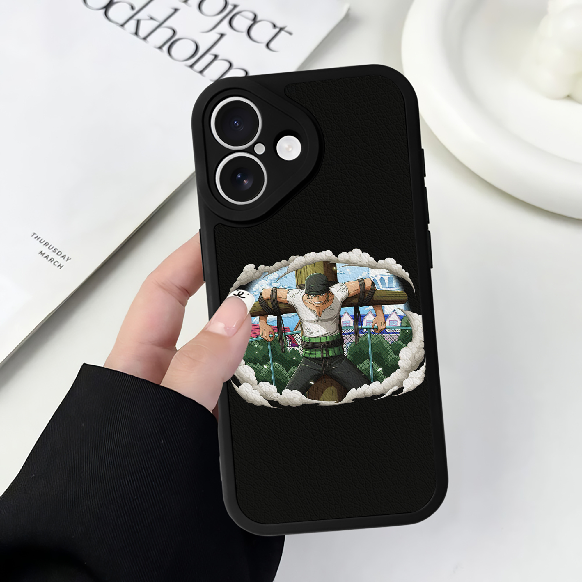 （画像用） ワンピース ロロノア・ゾロ ONE PIECE Roronoa Zoro 【iPhone 16シリーズ対応】シリコンスマホケース（レザー調） 材質：シリコン